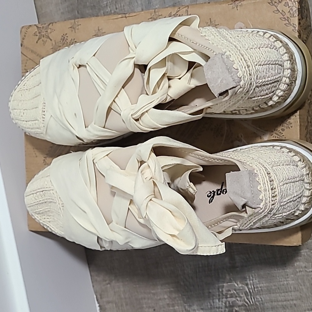 Free People  Chapmin  Crochet Sneaker size 41 in Ivory